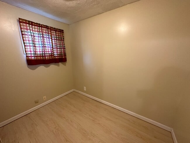 Building Photo - 881 Moyer Ave