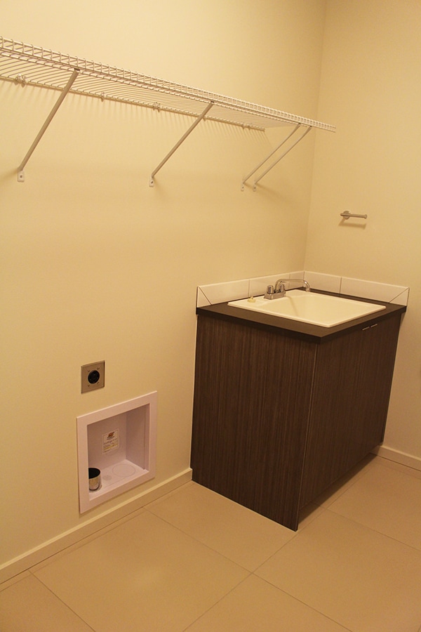 Building Photo - CROWN HILL TOWNHOME W HIGH END FINISHES & ...