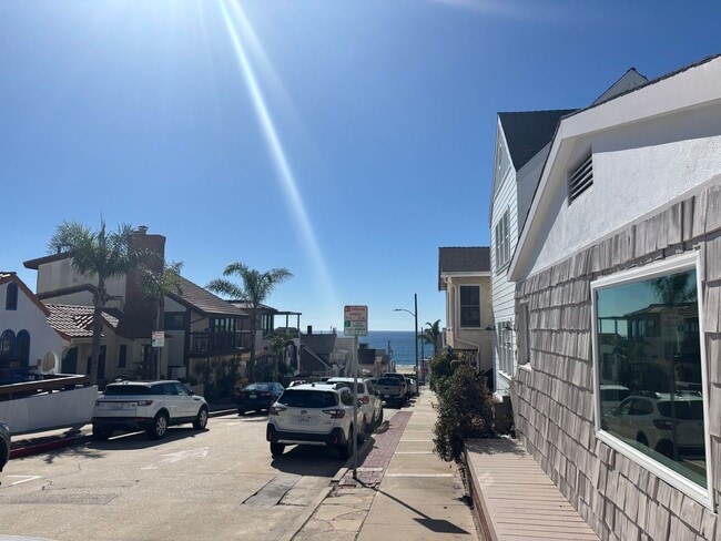 Building Photo - Fully Renovated 2bd/1ba! Just a block from...