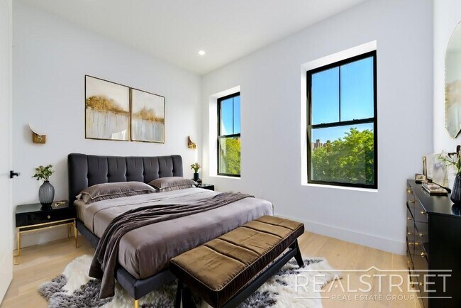 Building Photo - Stunning Brand New 2 Bed 2 Bath + PRIVATE ...