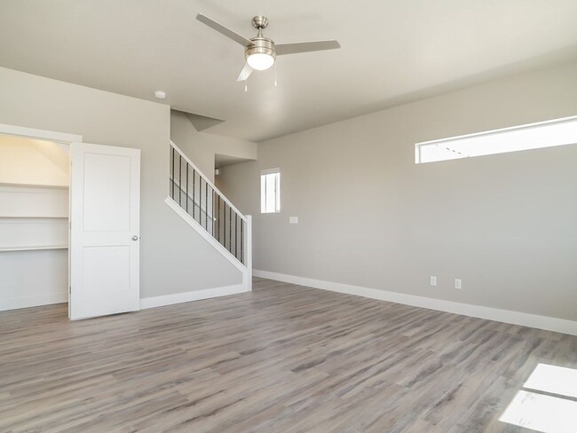Building Photo - Beautiful 3 Bed 2.5 Bath Townhome in West ...
