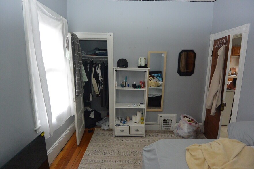 Building Photo - 10 Brackett St