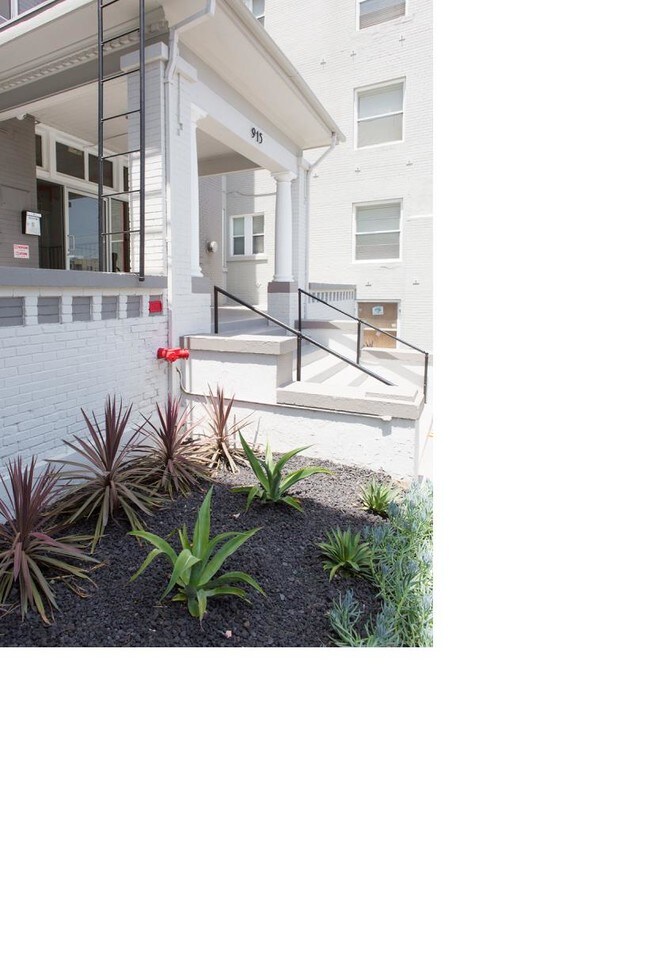 Building Photo - Carondelet Apartments
