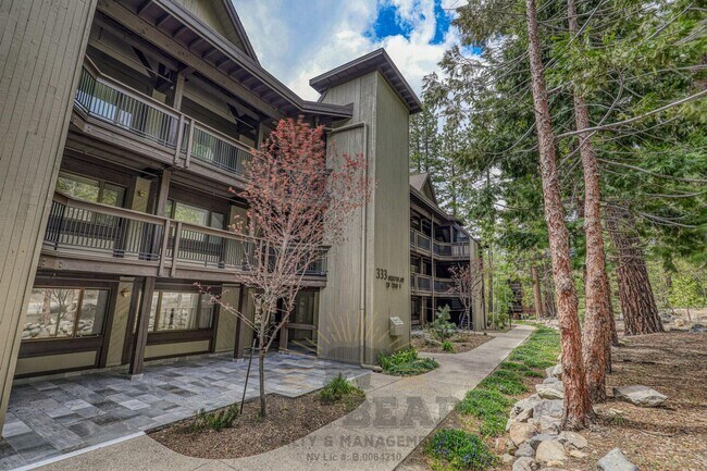 Building Photo - Adorable Condo w Elevator & Open Condo Garage