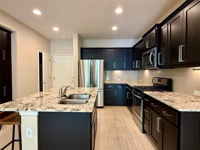 Building Photo - 6814 E Riverside Dr