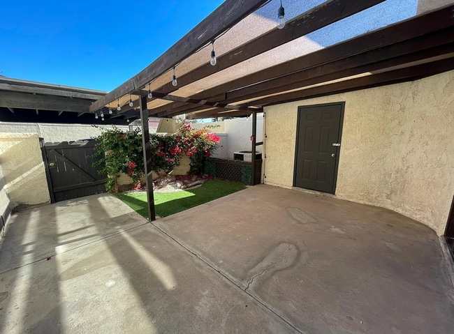 Building Photo - 2045 S 14th Ave