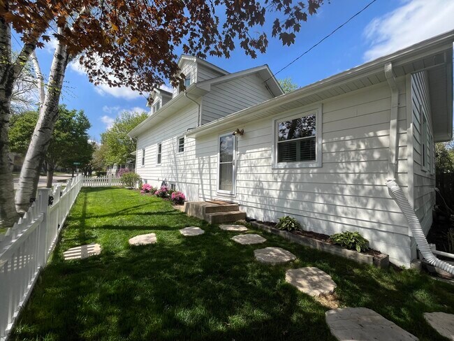 Building Photo - 701 Edison St