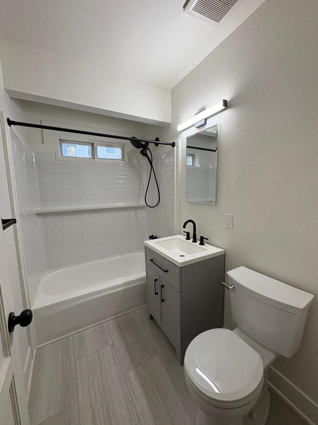 Building Photo - Ballard Beauty, 2 bed 2 bath Remodel with two entrances.