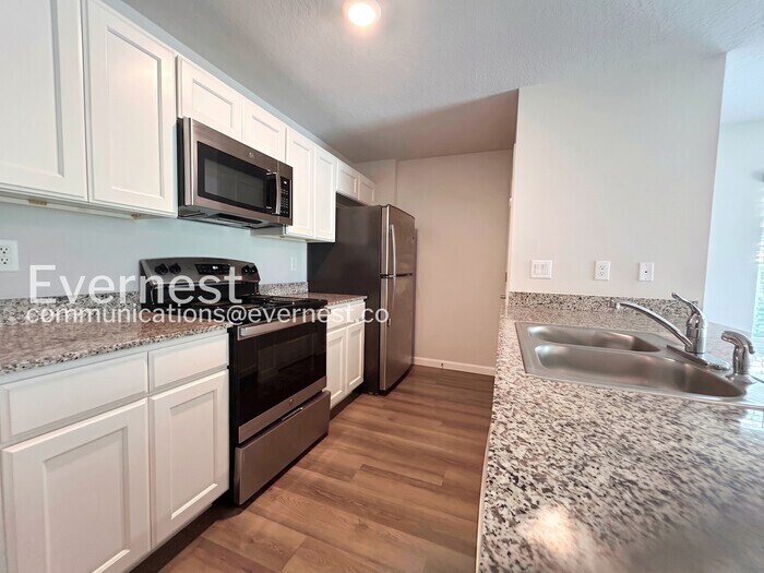 Building Photo - 8 Round Table Ln