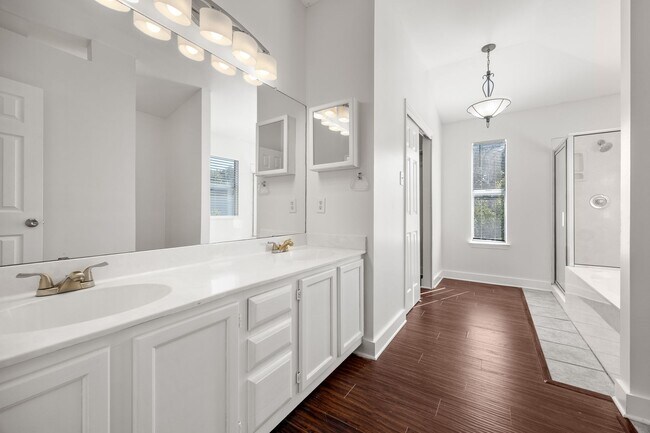 Building Photo - Charming Family Home in Highly Sought-Afte...