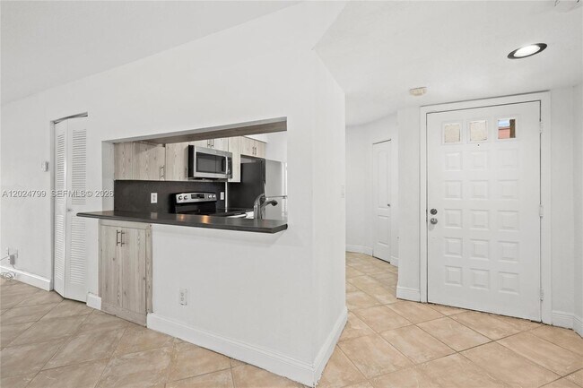 Building Photo - 1025 Coral Club Dr
