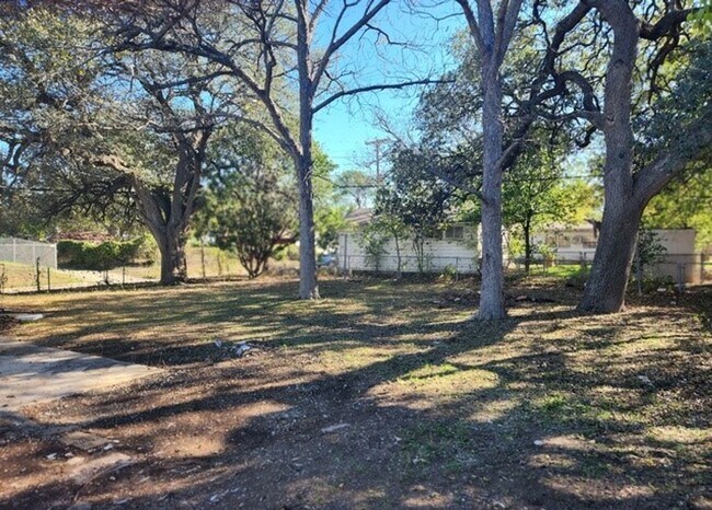 Building Photo - 302 Kenmar Dr