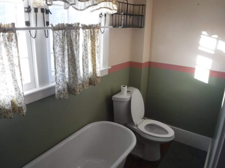 Building Photo - 32 College Ave