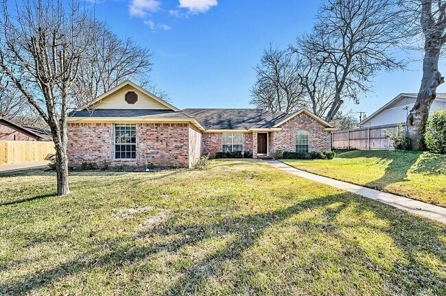 Building Photo - 3205 Village Park Dr