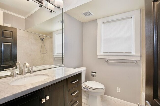 Building Photo - Beautiful 1/1 Spacious Apartment in the He...