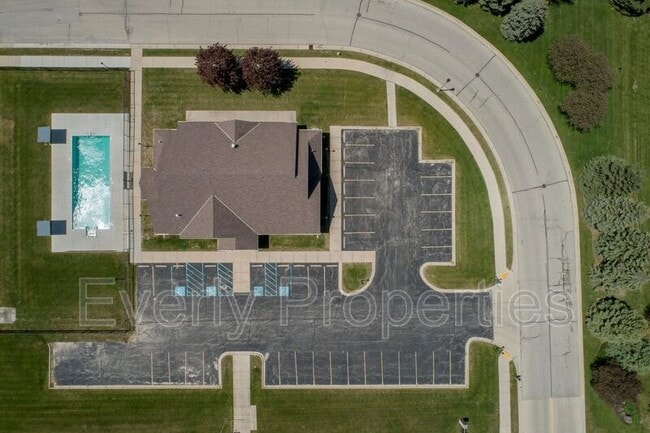 Building Photo - W242N5663 Simona Dr