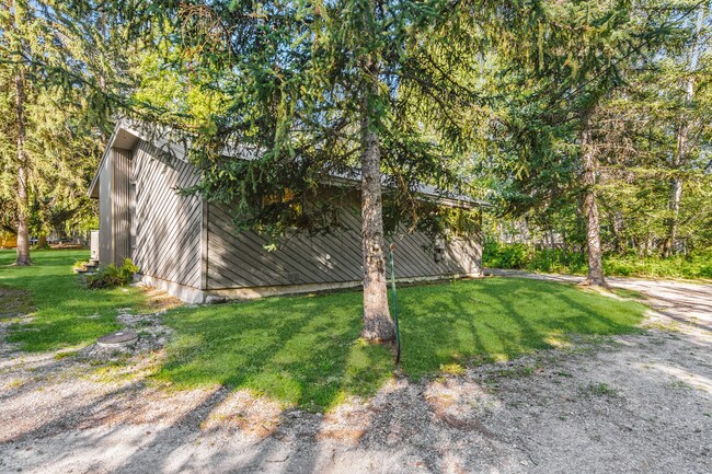 Building Photo - 2 bedroom, 1 bath house with Whitefish Lak...