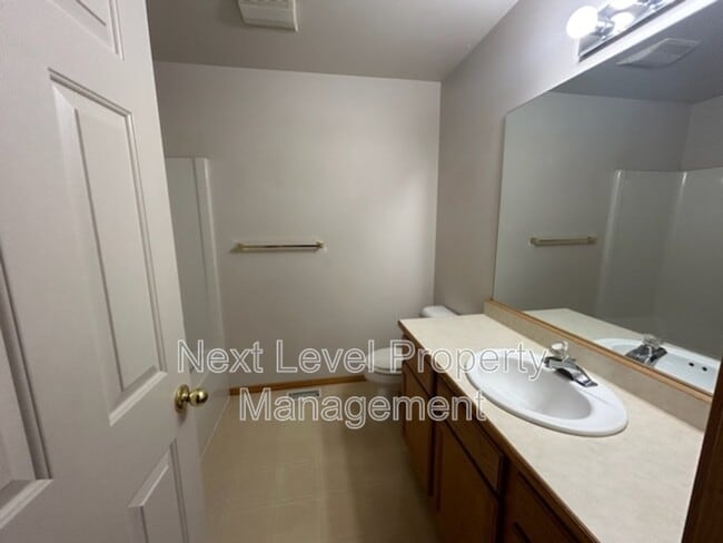 Building Photo - 1975 Greatview Dr