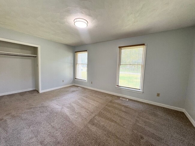 Building Photo - 102 Hunters Trail W