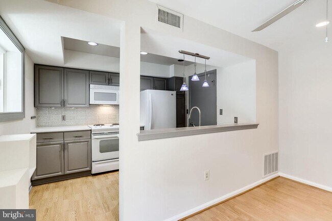 Building Photo - 2429 S Walter Reed Dr