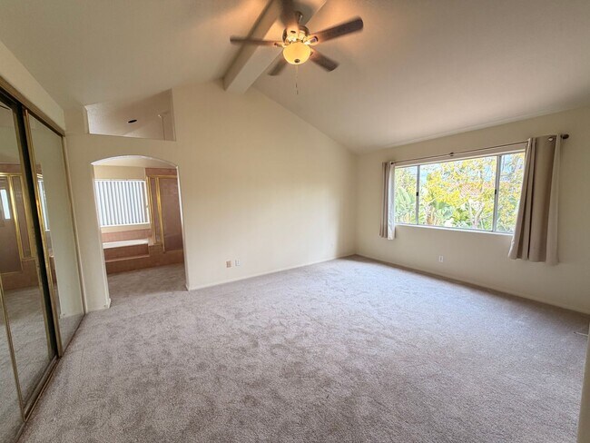 Building Photo - Beautiful 3 Bedroom, 2.5 Bathroom Newport ...