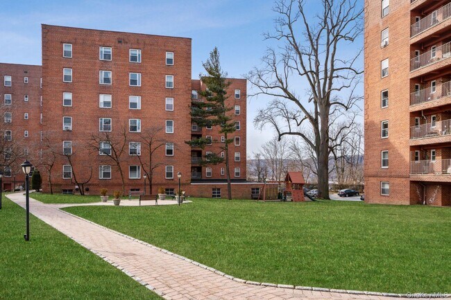 Building Photo - 565 Broadway St