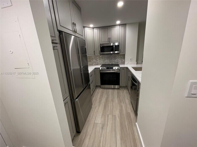 Building Photo - 1831 NE 38th St