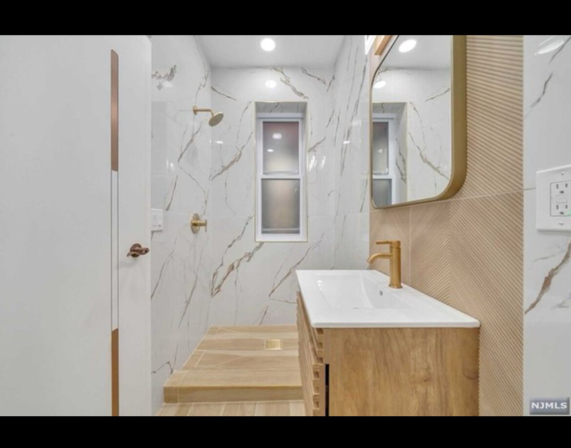 Building Photo - 25 Russell Ave