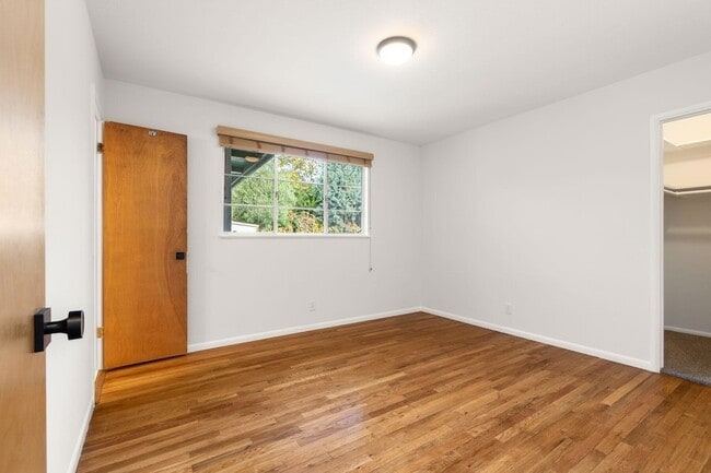 Building Photo - 5651 N Bryn Mawr St