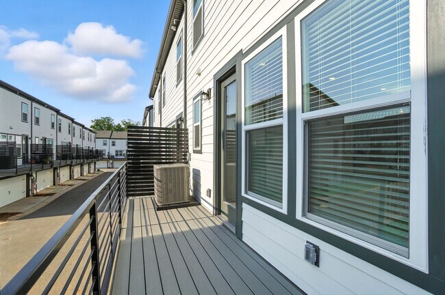 Building Photo - Brand-new three-story townhome in the Univ...