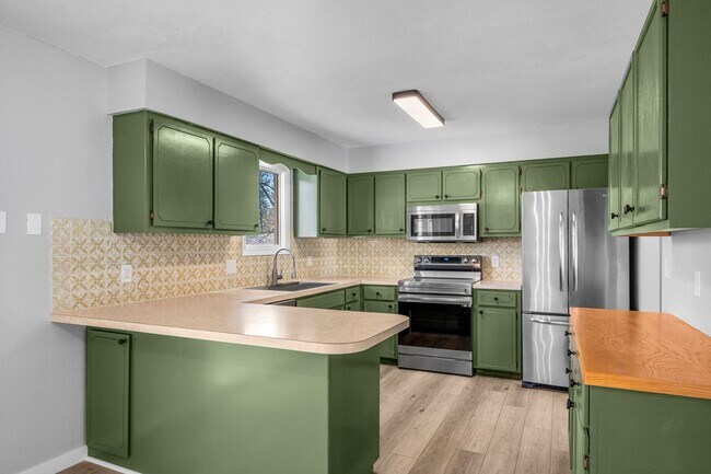 Building Photo - 111 S Ridgewood Dr