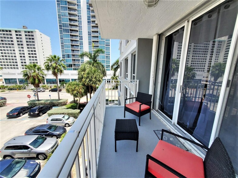 Balcony - 2642 Collins Ave