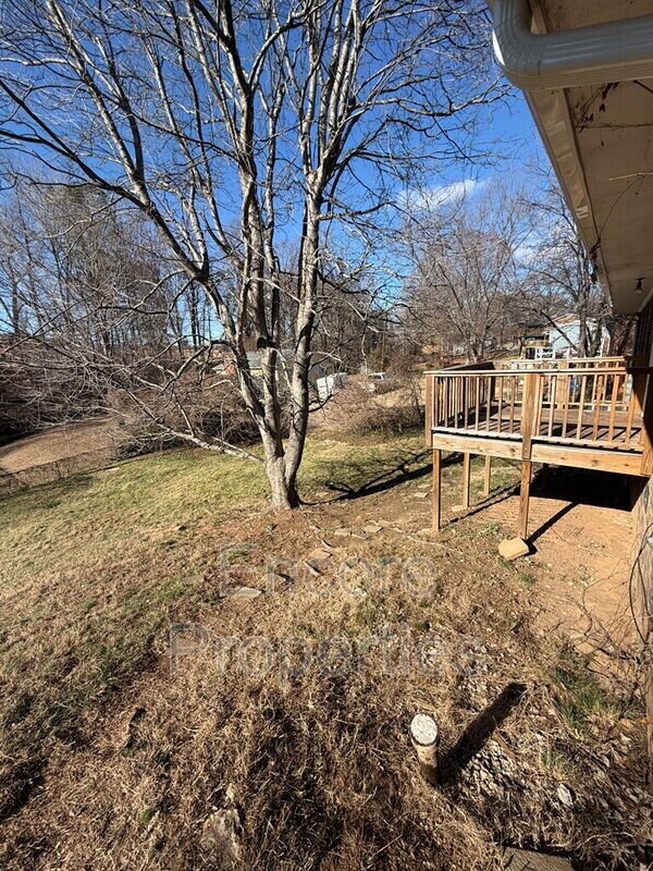 Building Photo - 1502 Larson St