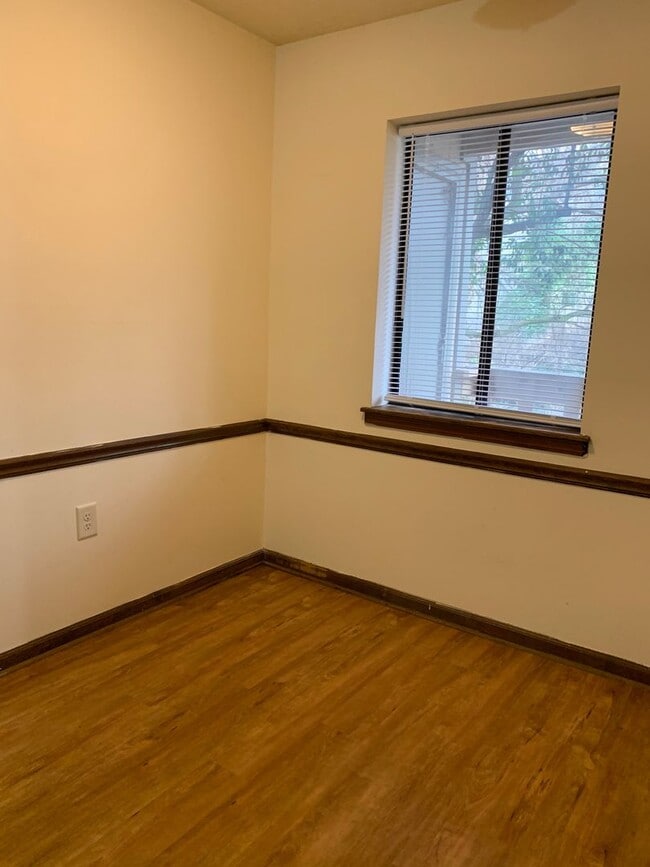 Building Photo - 1 Bedroom condo- Steps away from UGA! Available early August 2026