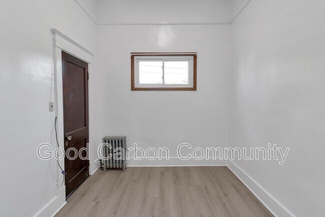 Building Photo - 596 Oliver St