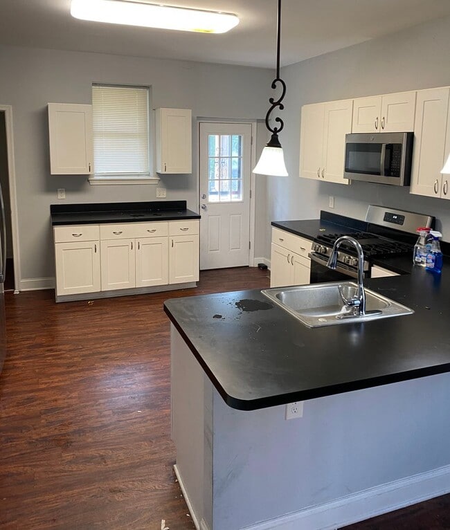 Building Photo - Spacious 3 Bedroom Townhouse – Available A...