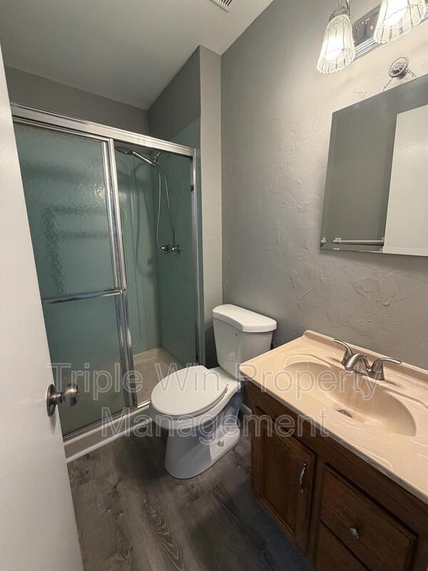 Building Photo - 2450 Jenkee Dr