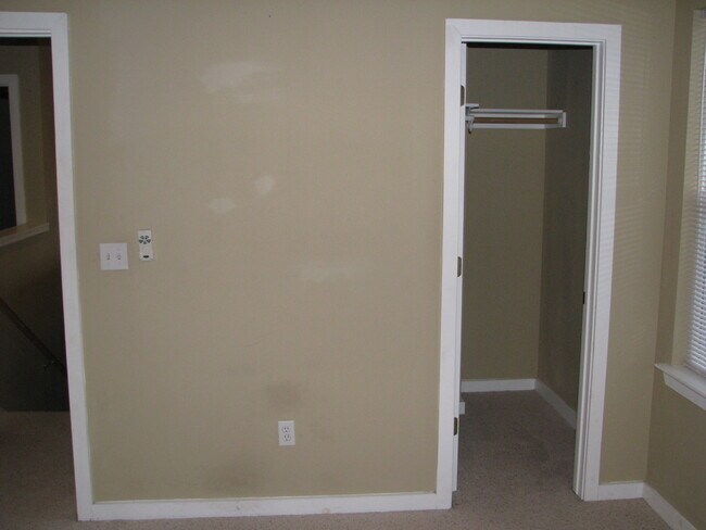 Building Photo - UT PRE-LEASE: North Campus 6 bed / 3 bath Remodel, High-End Kitchen Features SS Appliances, Wood ...