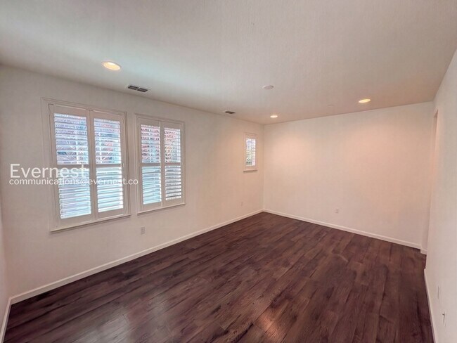 Building Photo - 3206 Vittoria Loop