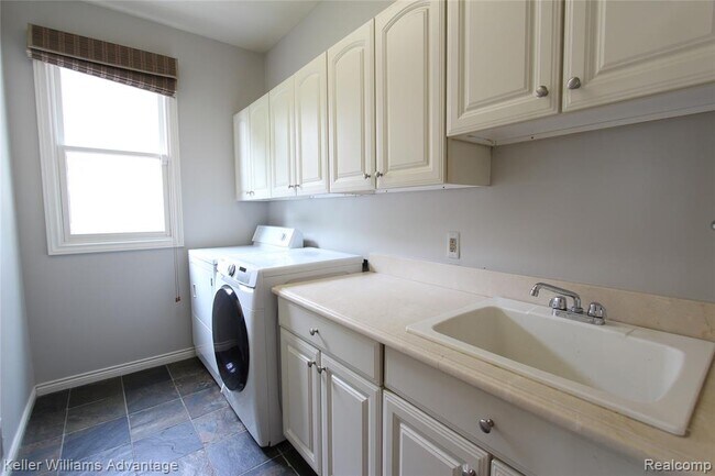 Building Photo - 18547 Clairmont Cir E
