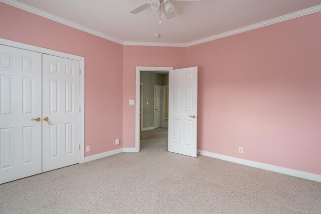 Building Photo - 421 Suri Dr