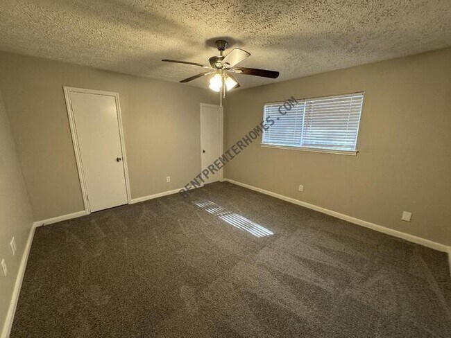 Building Photo - 3214 Three Pines Dr