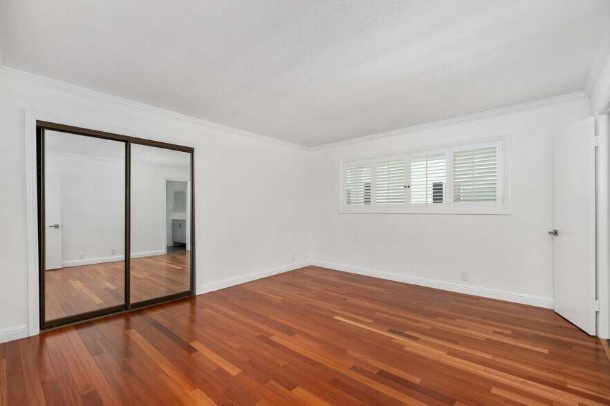 Building Photo - 404 San Vicente Blvd