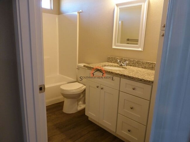 Building Photo - Spacious 2 bedroom 2 bath Duplex.