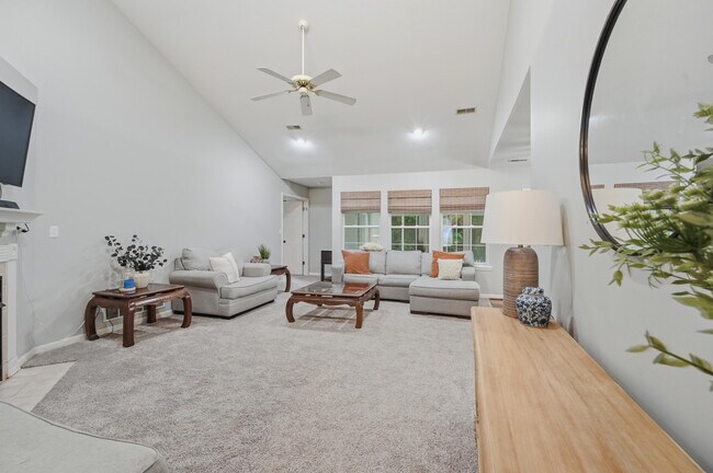 Building Photo - 209 Norwich Dr