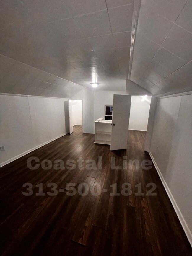 Building Photo - Cute 3 bedroom located on Detroit's East side