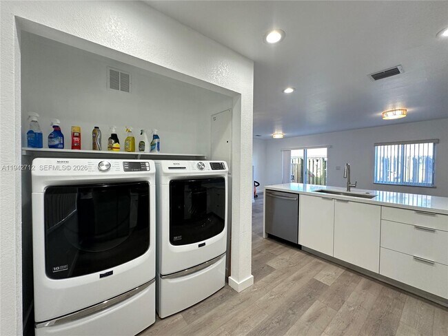 Building Photo - 322 NE 3rd St