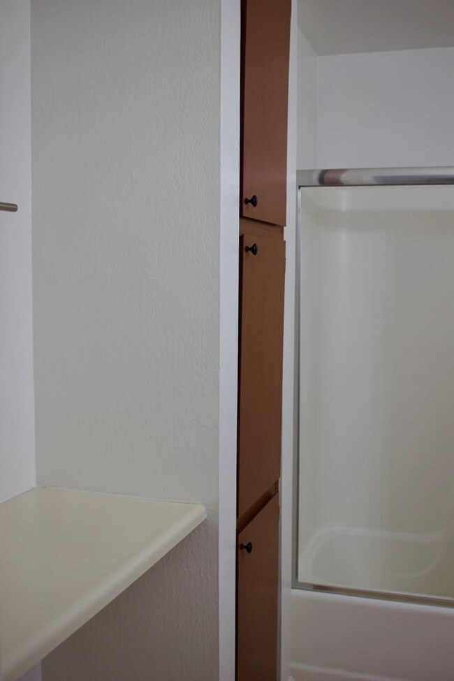 Building Photo - Charming 2 Bedroom, 1 Bath Private Single-...