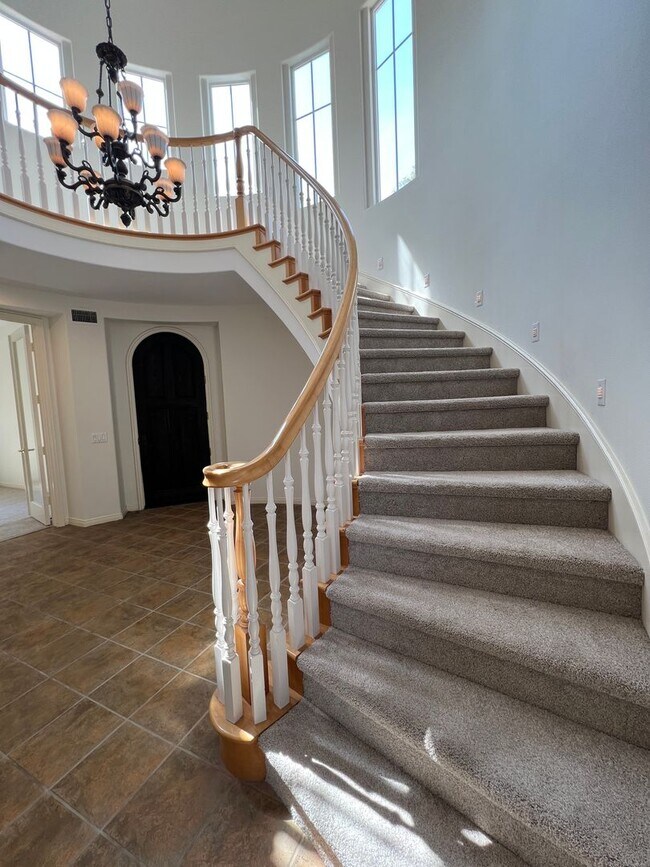 Building Photo - Luxury En Suite Living & Panoramic Views