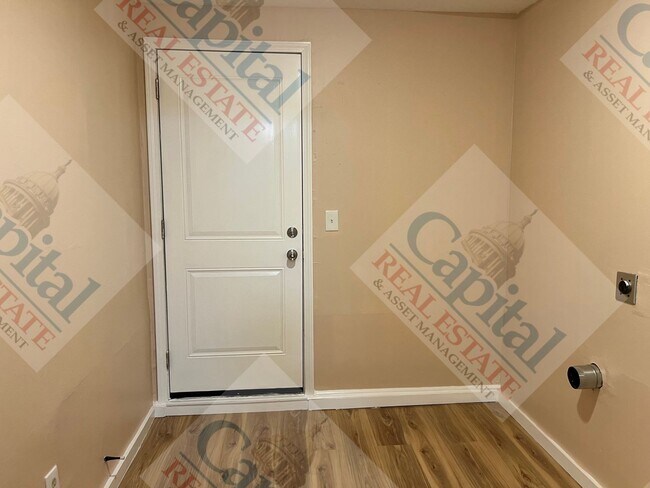 Building Photo - Charming 3 Bedroom